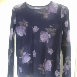 mönstrad meshtopp strl ONE SIZE - mönstrad meshtopp med blommor. storlek one size. möts upp i stockholm eller fraktar. *köpare står för frakt och swishar innan plagget fraktas. 💌👾