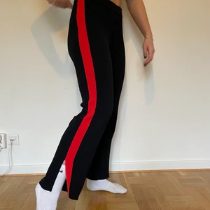 Byxa - Svart mjuka byxor med rött sträck på sidan och även en lite slits. Inte använde mer än 4 gånger. Lite korta för en som är 170+. 
