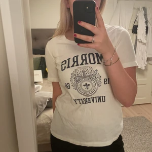T-Shirt  - Säljer min Morris T-shirt i storlek M. Den är väl använd men i fint skick🤍 Köparen står för frakt🤍