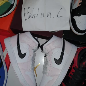 Jordan 1 Mid "Barely Rose" - Air Jordan 1 Mid "Barely rose"  - Sizes: Us 6.5w/Eu 37.5 x2 Us 7w/Eu 38 Sold out Us 8/Eu 39 - Price: 1999kr - Brand new - All og  For any further questions or pictures regarding the product, dm us or mail contact.yzyresell@gmail.com