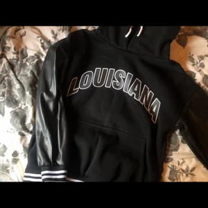 Hoodie - Helt oanvänd hoodie, sjukt mjukt material inuti. Är fake skinn på armarna som en snygg detalj. ✨