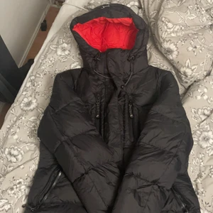 Vinterjacka  - Ännu en till kevin.s jacka fast i storlek S. Jackan håller värme och klarar sig jätte bra i kylan.                                     Ny pris: 2500kr.                                                                   Jag säljer jackan för 600kr.