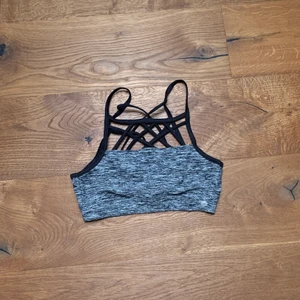 Sport bh från hollister  - Sport bh från hollister knappt andvänd. 