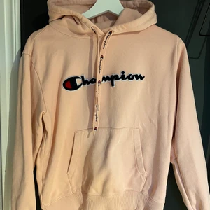 Champion hoodie - Champion hoodie storlek M, använd fåtal gånger då den är för stor för mig!