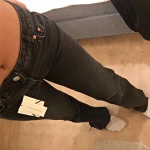 Zara jeans  - Ett par Zara jenas som jag aldrig använt för att dom är för små för mig, jag är 1,70 och dom är lite för långa för mig!!