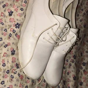 skor - säljer mina skor pågrund av aldrig använd av skälet att dom e för stora men inprinsip nyskick legat i garderoben sedan dag ett. Nypris850kr men säljer dem för 100kr för kommer inte ha använing för dem iumed att dem är för stora