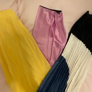 ROSA SÅLD. Fina långkjolar i gott skick, alla går över knäna. Den gula är från Primark och är strl 34, rosa från Zara strl S och den flerfärgade är från H&M strl 34 💙 50kr styck
