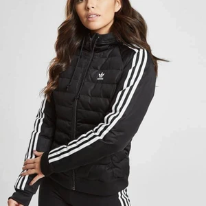 Adidas jacka  - Säljer min adidas jacka som är i storlek 36 men passar även 34. Den har använts väldigt sparsamt och är så gott som ny. Ordpris: 900 mitt pris: 400