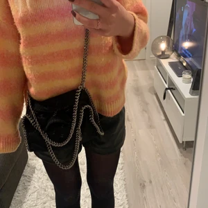 Stella väska - Säljer denna superfina väska! Är inte säker på äktheten då jag köpte den här på plick (två sista bilder lånade från hon jag köpte den av), däremot är den väldigt lik en äkta! Väldigt fint skick och är i näst minsta modellen 😇 Köpt för 1500, BUDA