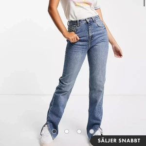 Pull & bear jeans - Supersnygga jeans från pull & bear med slits nertill. Strl 38💕De är i bra skick och har inga defekter. Nypris  299kr💕