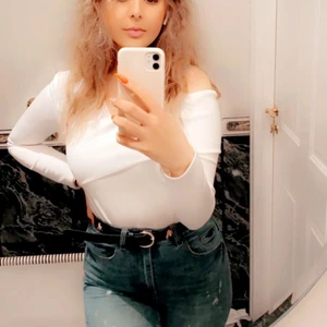 Långarma tröja  - Materialet är riktigt bra och tjockt samt elastiskt. Den är använd några få gånger och är i bra skick. Har inga fläckar heller. 