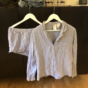 Pyjamasset  - Superfint blåvit randigt pyjamasset från hm, säljer då det är lite för litet. Lite nopprigt men annars fint skick🌟