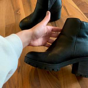 Superfina och lätt-stylade boots med en mindre klack. Fint begagnat skick och i storlek 36.☺️