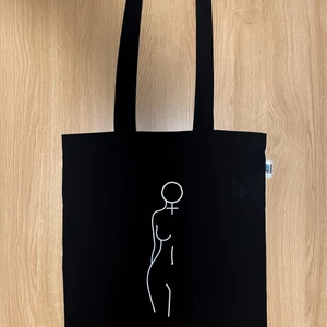 SaveTheDay Tygkasse - Kvinnoförtryck - En ekologisk tygkasse med fairtrade-certifikat som upplyser samhällsproblemet ’kvinnoförtryck’💚  Vi på SaveTheDay UF har tillverkat tygkassar med designs som upplyser om samhällsproblem!  10% av vinsten för varje såld påse går till en organisation som arbetar med kampen mot problemet som du upplyser. I detta fall organisationen Roks🧠  Läs mer om oss på @savethedayuf på både Instagram och TikTok💚