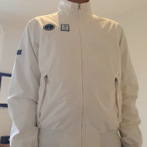 Gant Ocean Patch jacka - Skick: 9/10   -   Strlk: M   -   Herr                                  En fin seglarjacka från Gant. Jackan är sparsamt använd och det enda felet med den är en liten fläck på baksidan (som, om jag ska vara ärlig är svår att lägga märke till). Den passar bra på både hösten och våren iochmed att den är varm och har en "puffer" känsla. Jackan är några år gammal men fortfarande i ett fint skick. Om ni har några frågor eller vill ha fler bilder så är det bara att höra av er! 