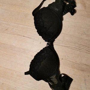 Jättefin push up bh!  - Jättefin svart push up bh i storlek 70A. Jättebra skick