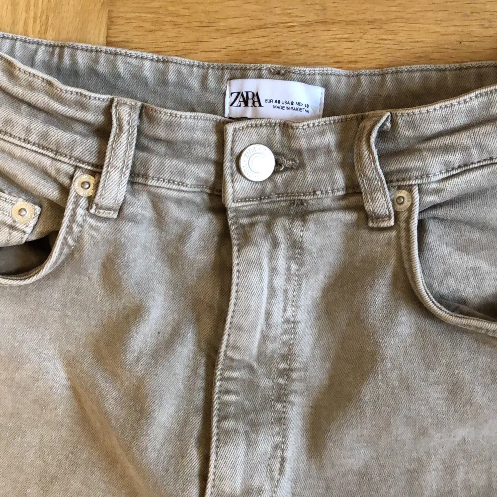 Säljer direkt för 100kr plus frakt. Jag är 175cm. Inte min stil därför till försäljning. Passar storlek 34-40. Går över fötterna. Jeans & Byxor.