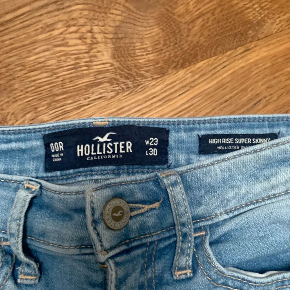 Bra skick tajta jeans från hollister . Jeans & Byxor.
