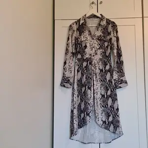 En oanvänd klänning på grund av fel storlek i got sick köpt för ca 600kr 