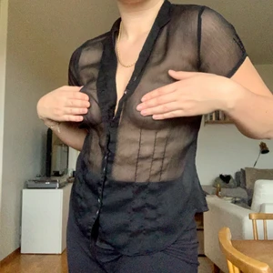 Genomskinlig blus  - Genomskinlig svart blus, retro men aldrig använd av mig. Storlek 40 så sitter snyggt Oversized på mig som har 38!