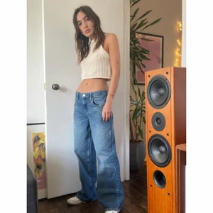 Low-Rise Boyfriend Jeans - ✨ Lägger upp igen pga sänkt pris ✨ Säljer dessa sjukt snygga jeansen från Urban Outfitters som är helt slutsålda på hemsidan. Endast testade då de tyvärr är lite för stora för mig! Eftersom de är low-rise passar de vanligtvis någon som har storlek 27 i vanliga jeans, jag brukar ha storlek 26 för referens. Modellen på första bilden bär storlek 27 🌸