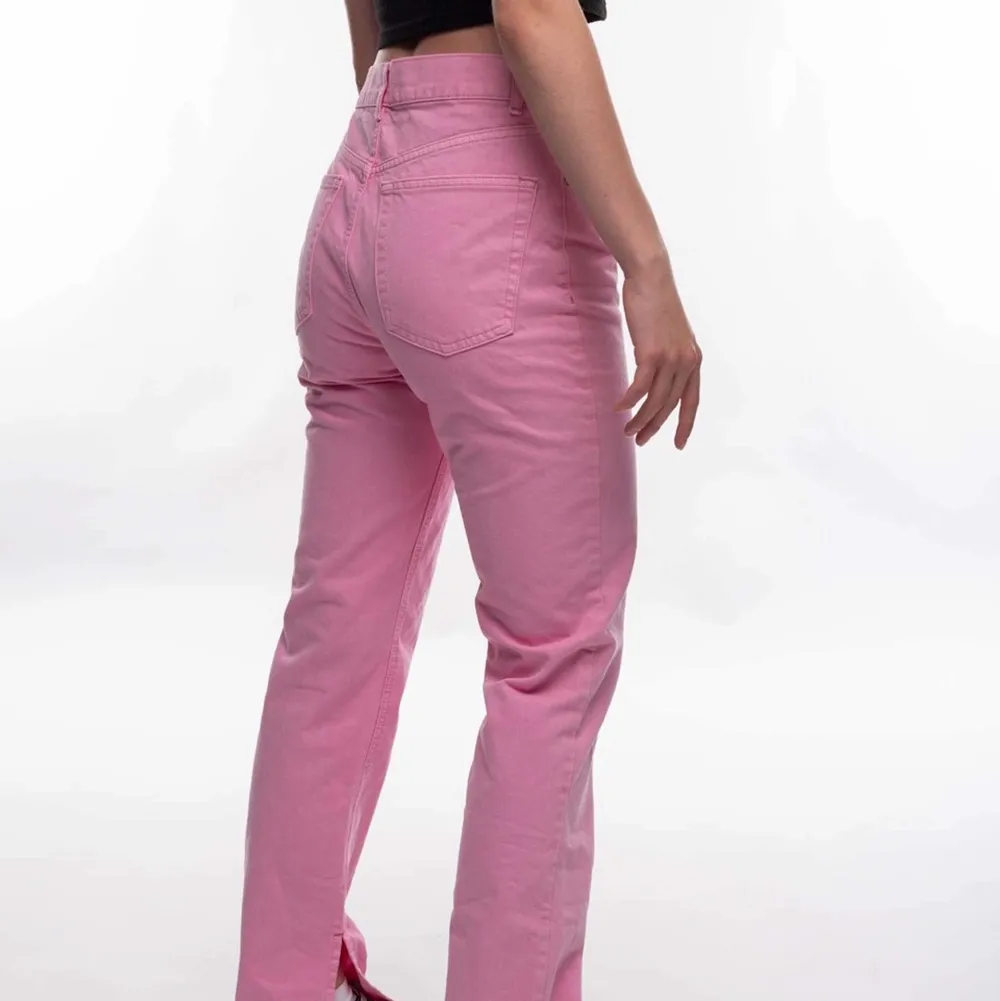 Rosa jeans med slits från ASOS Storlek: W28 L32 Modellen på bilden är 165cm Skick: Bra För mer bilder och info, skicka DM Betalning sker via Swish Kunden betalar frakt. Farkut & Housut.