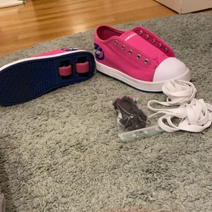 HEELYS skor.💕 ALDRIG ANVÄNDA! HELT NYA!🤍 - HEELYS rullskor. Snörena är bredvid och det är lock till hjulen till också.💕 storlek 35! Jätte fina.😊