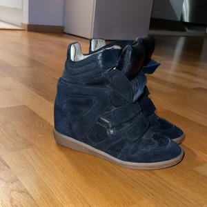 Isabel marant - Jätte fina isabel marant skor som inte har några slitningar på utsidan! Har använt dom men mycket försiktigt så inte tex vid regn osv! Har en liten liten fläck på inne på sulan som ni kan se på sista bilden 