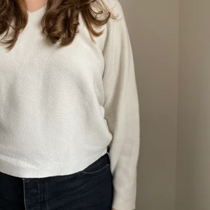 Vit tröja  - Vit tröja från HM, en V ringnig. Köpt för ca 5 år sedan. Frakt tillkommer 