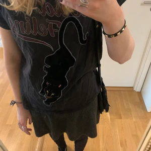 Mango tröja m. panter - En jättecool mörkgrå T-shirt med en panter som känns som sammet 🐆 Köpte den för flera år sedan på mango men har inte använts sen dess. 💞 Skriv privat vid frågor! 💘