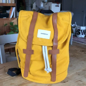 Senapsgul sandqvist - Senapsgul sandqvistrygga, inte speciellt använd. Lite mindre i storlek, bra som handväska liksom. Inte en weekendbag. 