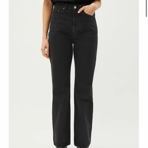 Weekday jeans - Säljer mina jenas ifrån weekday som är i modellen ”rowe”. Använda men är i bra skick!. Skriv för mer bilder⚡️