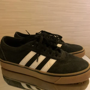 Adidas skate skor - Ett par adidas skate skor använt några gånger men är hela