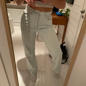 Jeans - Jeans från weekday, fin ljus ljus jeans färg! Knappt använda ! Strl 31/32 ❤️