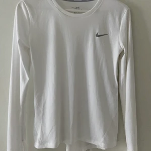 Träningströja - Vit träningströja från Nike. Jätteskön och fin!💋✨