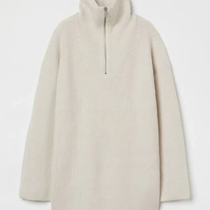 SLUTSÅLD & NY Tröja Med Dragkedja (H&M) - INTRESSEKOLL - Kollar vad folk är villiga att ta för denna populära tröjan från H&M - skriv till mig privat eller kom med prisförslag i kommentarerna. Slutsåld på hemsidan och är endast provad, storlek M men passar S-L beroende på hur man vill att den ska sitta.