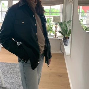 Blazer/Jacka - Säljer denna blazer/jacka ifrån zara. Inprincip oanvänd. Storlek L, men är oversize i modellen så passar allt ifrån S-K. Fråga gärna efter fler bilder. Köparen står för frakt!💥💥