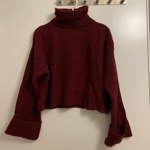 Stickad tröja  - Mysig vinröd och croppad stickad tröja från Gina Tricot. Lite nopprig på kragen men i bra skick annars. Storlek XS men passar större storlekar också 💗