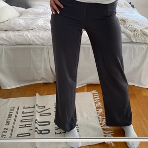 Gråa kostymbyxor från bikbok - Skit snygga kostymbyxor som tyvärr är för korta på mig som är 172cm. Passar bättre på personer som är under 168! Strl XS 💕