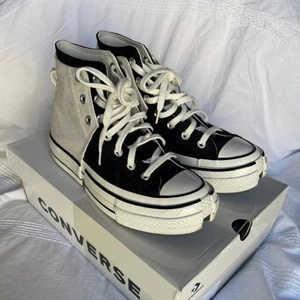 Converse X Feng Cheng Wang  - Unik collab mellan Converse och Feng Cheng Wang. St 44. Använda men fortfarande i bra skick! Köpta från StockX. Digitalt kvitto finns! Går för 3000 för tillfället. Gratis frakt! 🚚 