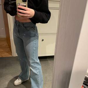 Svin snygga jeans från Carin Wester, jätte bra kvalite och pass form. Jag har själv klippt dom för att dom för långa och jag är 1.64. Dom är i storlek 34 men passar mig som brukar ha 36. Köpt för 600kr föra året och är i mycket fint skick så säljer dom för 280kr❤️‍🔥köparen står för frakten!