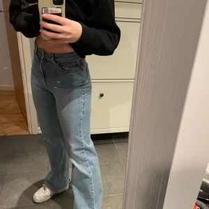 Jeans - Svin snygga jeans från Carin Wester, jätte bra kvalite och pass form. Jag har själv klippt dom för att dom för långa och jag är 1.64. Dom är i storlek 34 men passar mig som brukar ha 36. Köpt för 600kr föra året och är i mycket fint skick så säljer dom för 280kr❤️‍🔥köparen står för frakten!