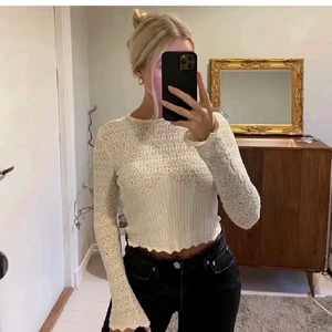 Zara stickad top  - Jättefin creme/beige tröja från ZARA som är slutsåld. 🤍Storlek L men sitter som en S/M och är liten i storleken. 🦋 Lånad bild 💫💗 pris går att diskutera! ☺️