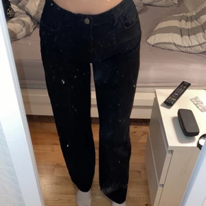 Svarta vida byxor - Säljer ett par svarta vida byxor storlek 36. I nyskick. Det är spegeln som är smutsig och finns inga fläckar på byxorna alls! Skickar gärna fler bilder💕