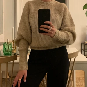 Stickad tröja  - Superfin beige stickad tröja från H&M (slutsåld) i mohairblanding. Väldigt go och skön! Passar för storlekar 36-38