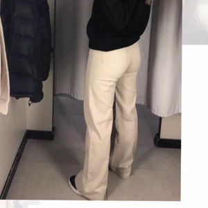 Beiga jeans - Snygga beiga jeans från H&M. Fint skick. Har klippt dom själv men jag är 1.64 lång.❤️‍🔥köparen står för frakten👍🏻