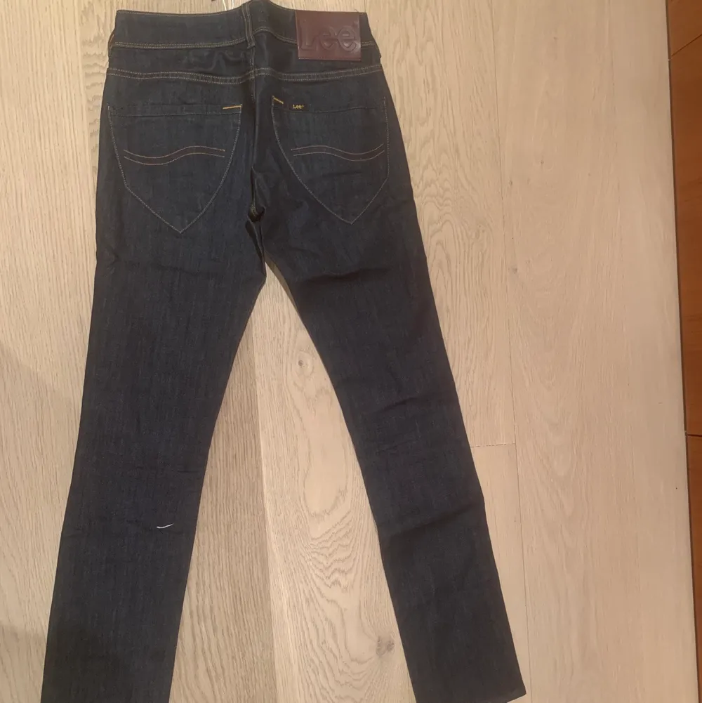 Lågmidjade lee jeans. Jeansen är en mörkare blå och väldigt lågmidjade. Dem är W28L33. Jeansen är mellan bootcut och straight. Köpta secondhand. Dessa jeans är dock för små för mig och har därför inga bilder med dem på ):. Jeans & Byxor.