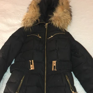 Jacka  - Hej! Säljer en väldigt trendig och fin jacka för höst eller vinter för endast 1000 men kan diskutera om priset. Original pris 4000-3000. Skick 8/10 som ny! :) storleken Xs-Small