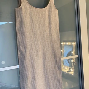 Storlek - XS - Denna klänningen formar kroppen skit fint och sitter tajt men inte så att det blir obekvämt!💗Den är från tränings märket Aimn men finns inte kvar vad jag kunde hitta. Den är använd några få gånger men är fortfarande i fint skick👌🏼