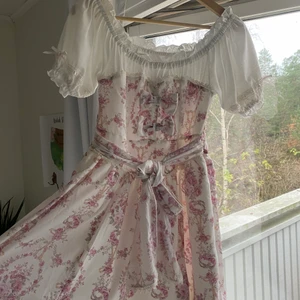 Liz Lisa klänning NY - Helt ny, aldrig använd. Köpt i Tokyo. Inga hål eller fläckar. Köpt för kring 1000 kr men säljer nu då det inte är min stil längre. När jag provade den passade den på mig som liten M men blir not bättre på S. 